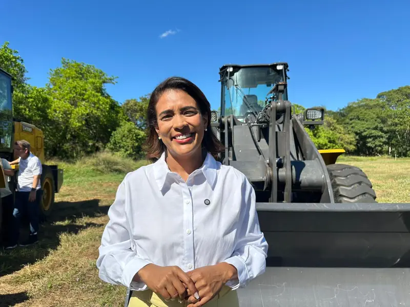 Marcelo Castro entrega pás carregadeiras para fortalecer municípios do Piauí