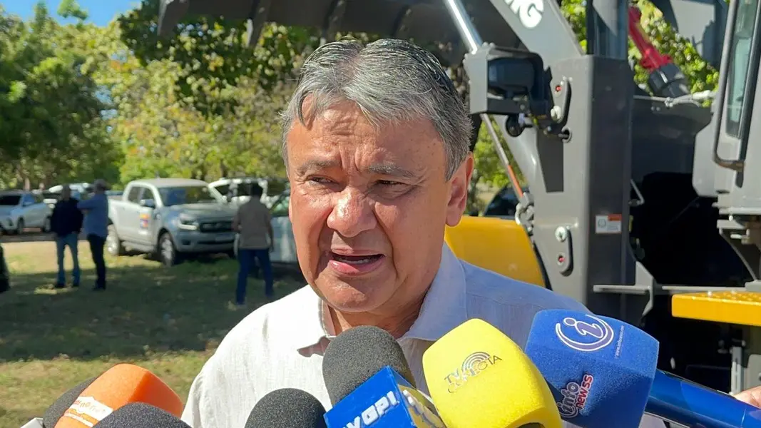 Marcelo Castro entrega pás carregadeiras para fortalecer municípios do Piauí