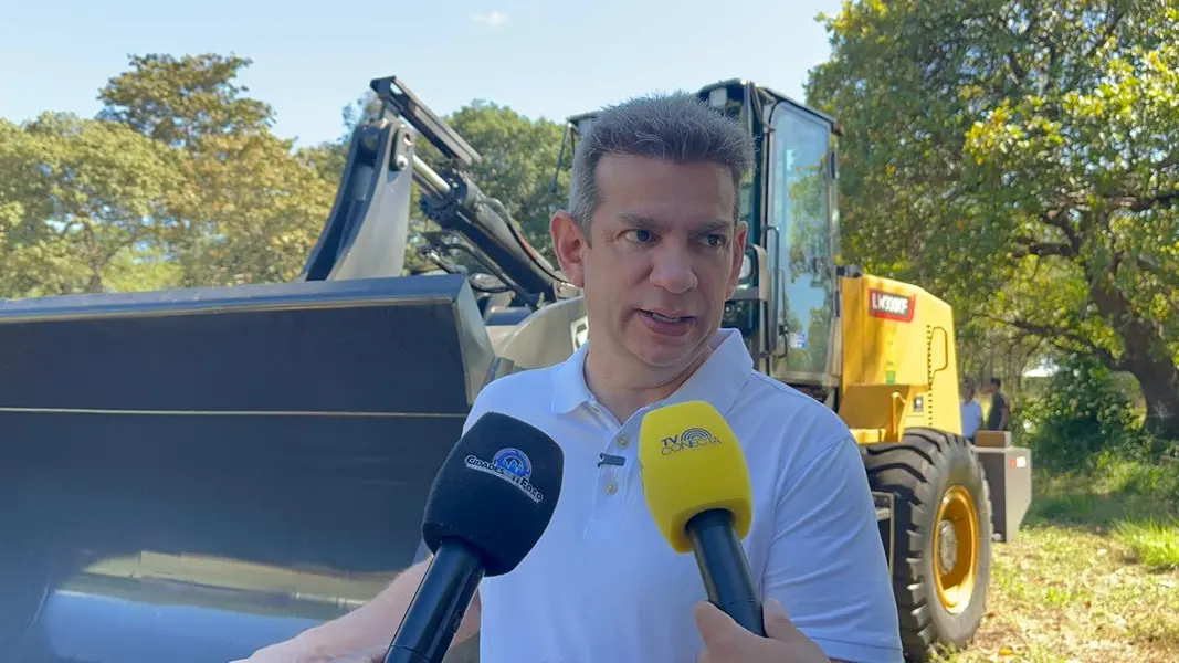 Marcelo Castro entrega pás carregadeiras para fortalecer municípios do Piauí