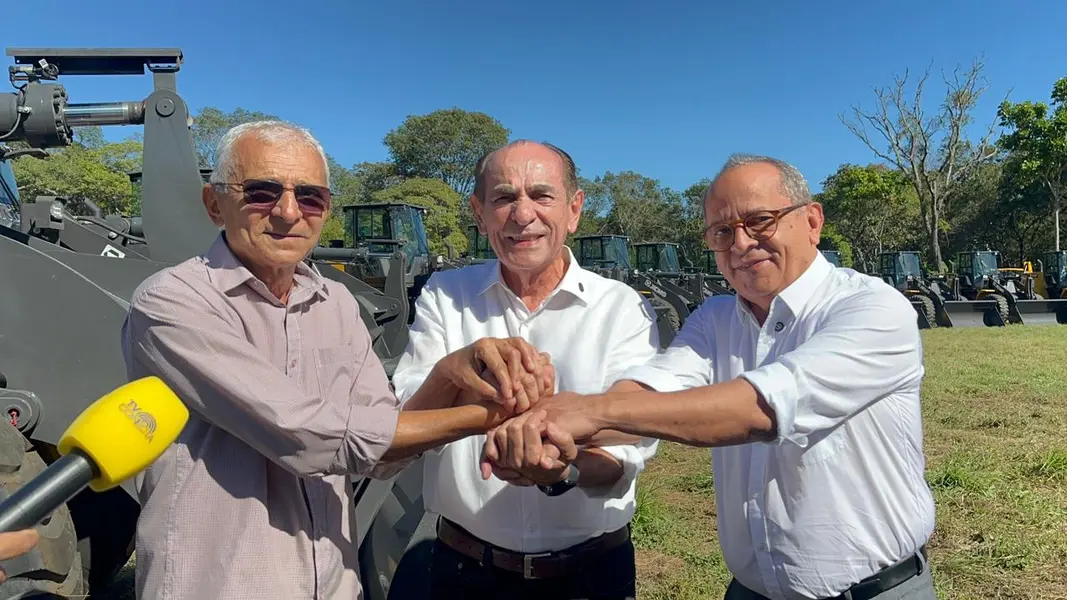 Marcelo Castro entrega pás carregadeiras para fortalecer municípios do Piauí