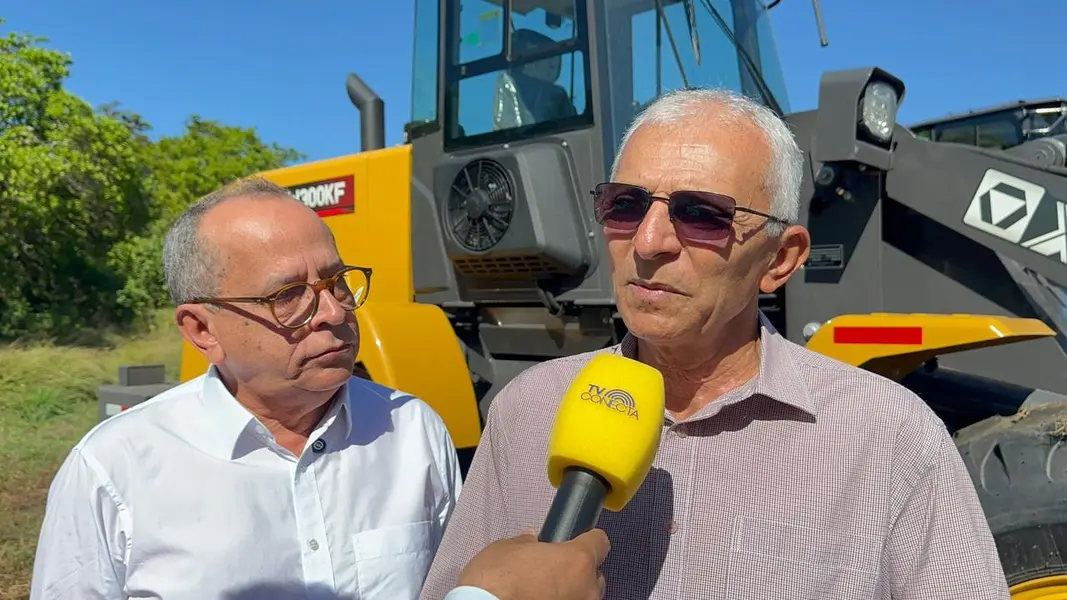 Marcelo Castro entrega pás carregadeiras para fortalecer municípios do Piauí