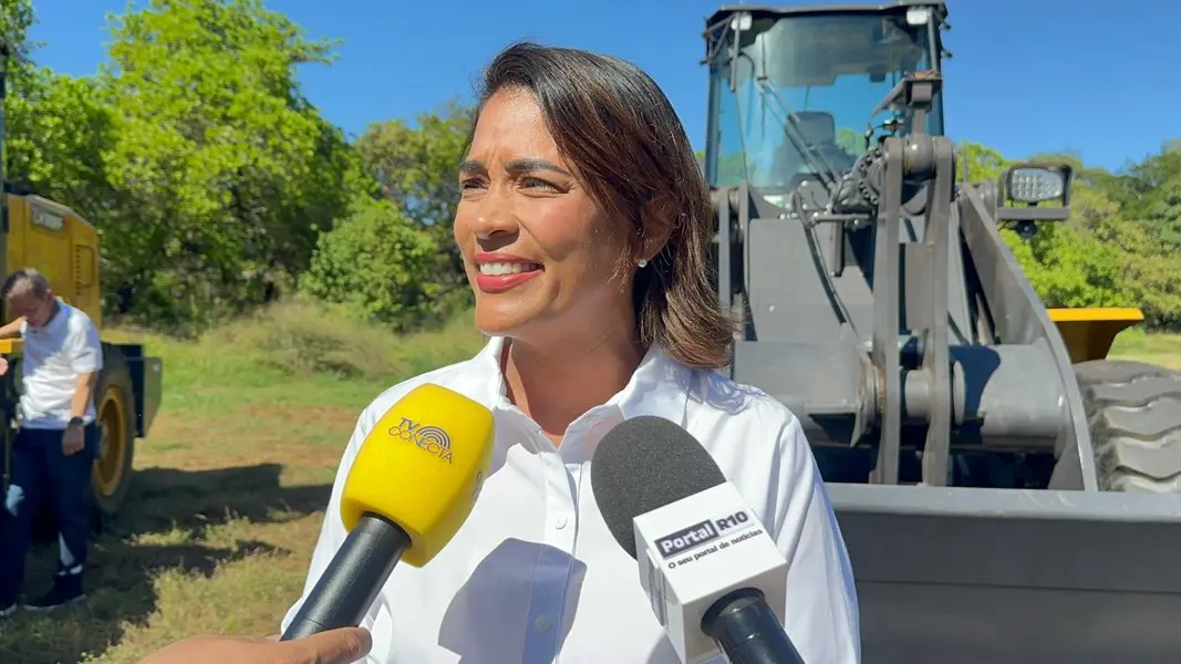 Marcelo Castro entrega pás carregadeiras para fortalecer municípios do Piauí