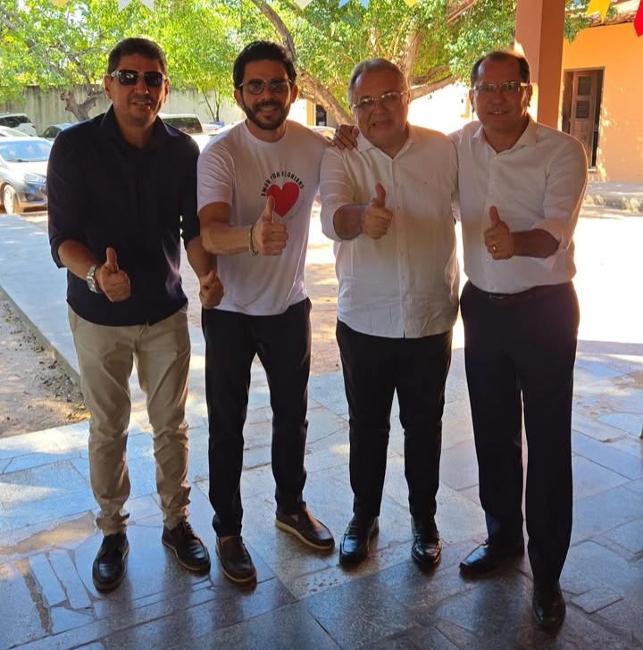 Marcus Kalume participa de confraternização após entrega de cidadanias em Floriano
