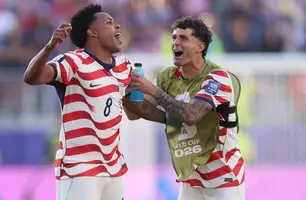 Mesmo com um jogador a menos, EUA vencem Bósnia e avançam às oitavas da Copa (Foto: Reprodução/Redes Sociais)