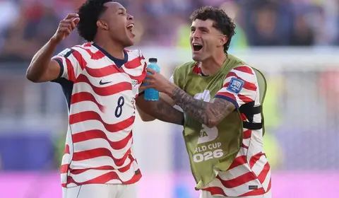 Mesmo com um jogador a menos, EUA vencem Bósnia e avançam às oitavas da Copa