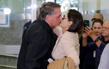 Michelle ensinou Jair Bolsonaro a beijar na boca, diz deputado Sóstenes Cavalcante