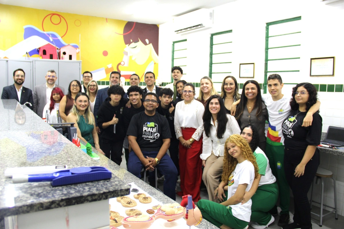 Ministro da Educação visita CETI em Teresina e conhece projetos de alunos