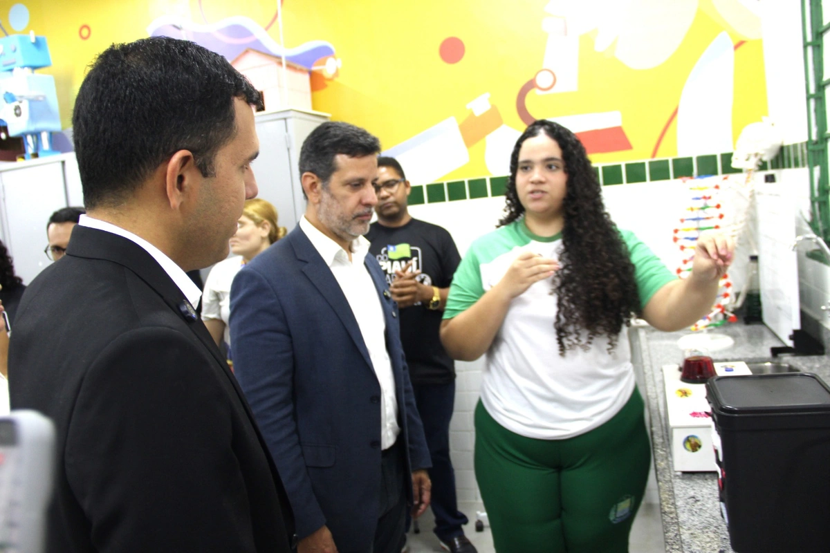 Ministro da Educação visita CETI em Teresina e conhece projetos de alunos
