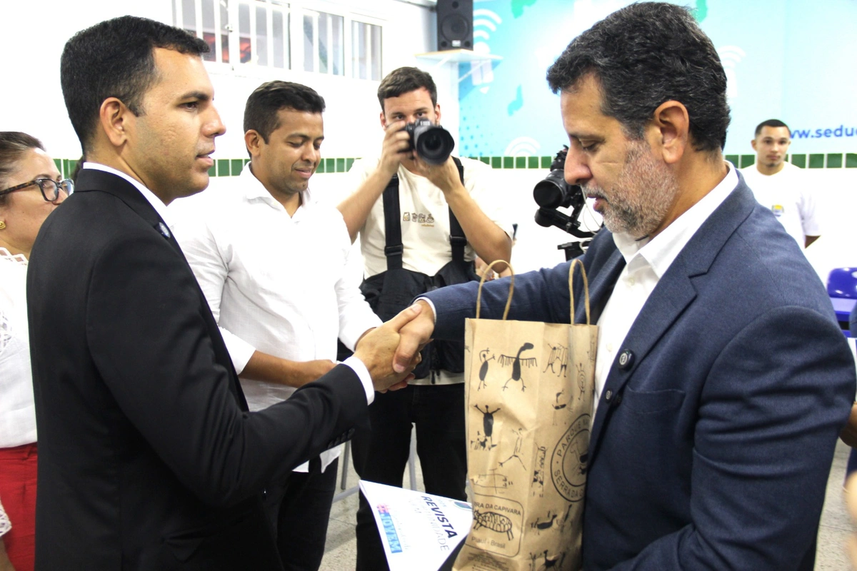 Ministro da Educação visita CETI em Teresina e conhece projetos de alunos