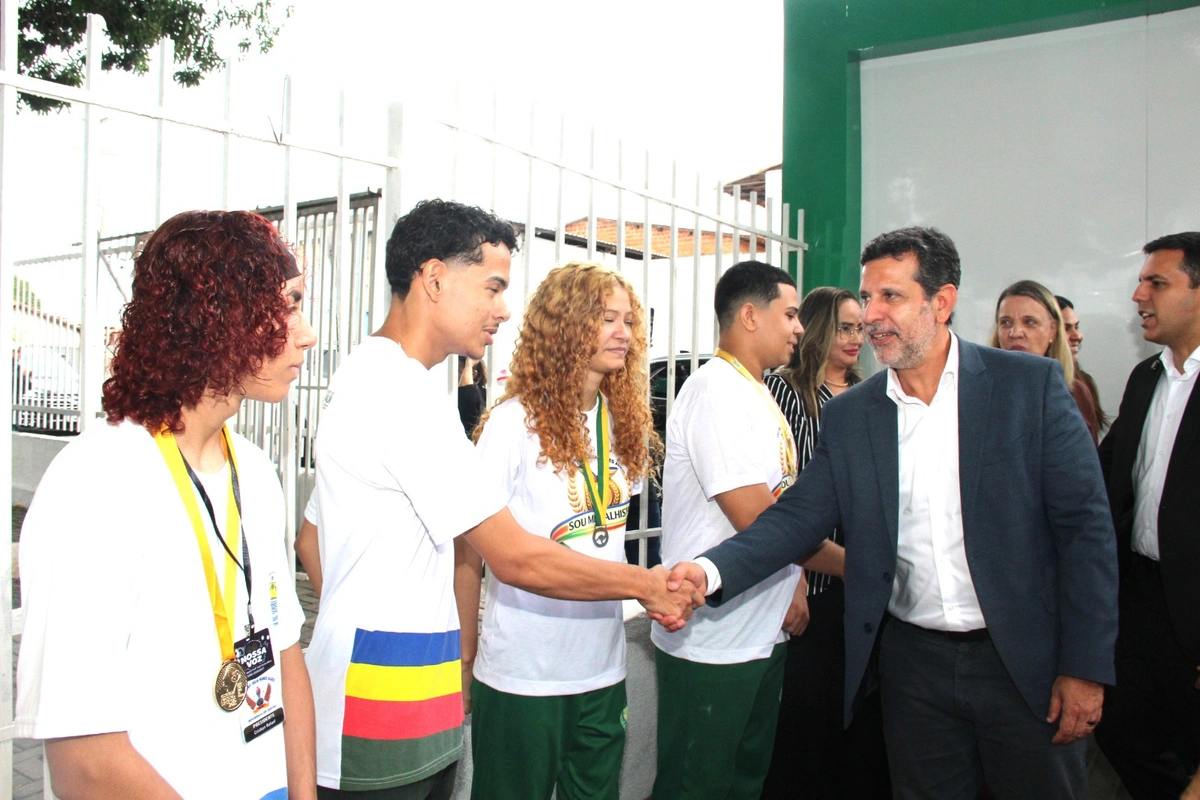 Ministro da Educação visita CETI em Teresina e conhece projetos de alunos