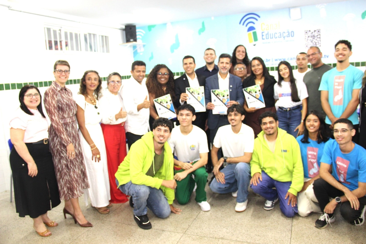 Ministro da Educação visita CETI em Teresina e conhece projetos de alunos