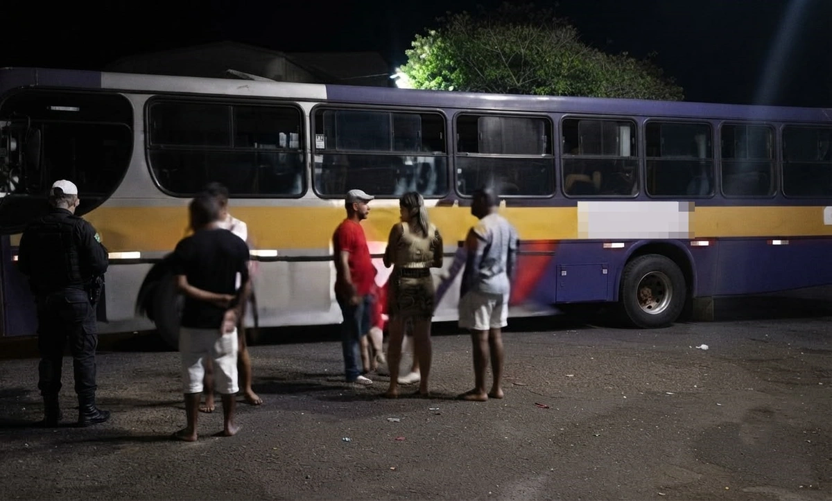 Motorista de excursão é preso após deixar passageiros e se envolver em acidente