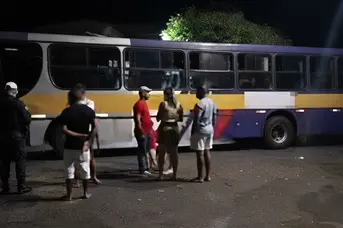 Motorista de excursão é preso após deixar passageiros e se envolver em acidente