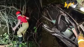 Mulher desaparece após carro capotar em manguezal no litoral do Piauí (Foto: Reprodução/Corpo de Bombeiros)