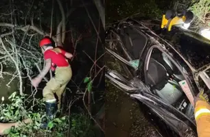 Mulher desaparece após carro capotar em manguezal no litoral do Piauí (Foto: Reprodução/Corpo de Bombeiros)