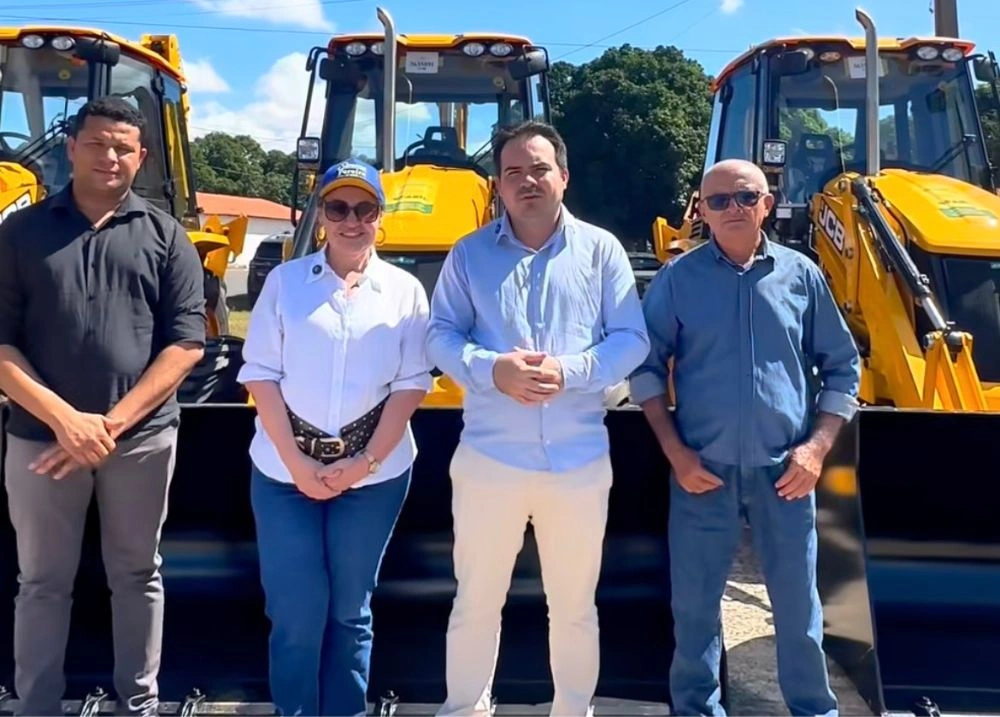 Nazaré do Piauí recebe retroescavadeira para reforçar infraestrutura rural