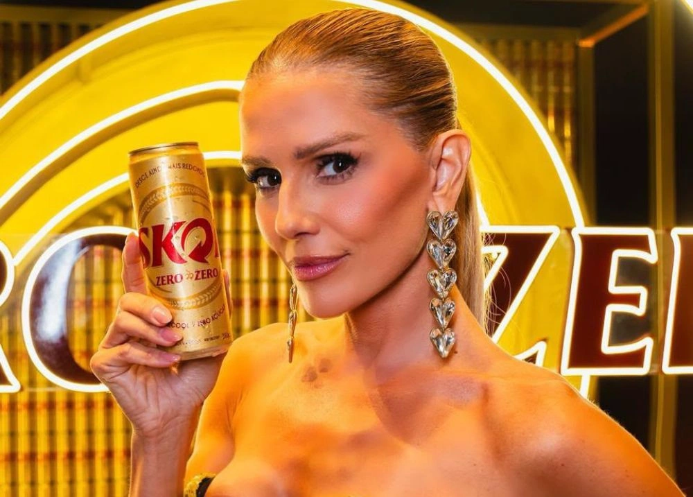 No clima das férias, Skol leva Deborah Secco para o Fortal