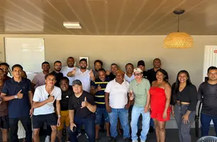 Oeiras abraça Draga Alana durante agenda no interior do Piauí (Foto: Ascom)