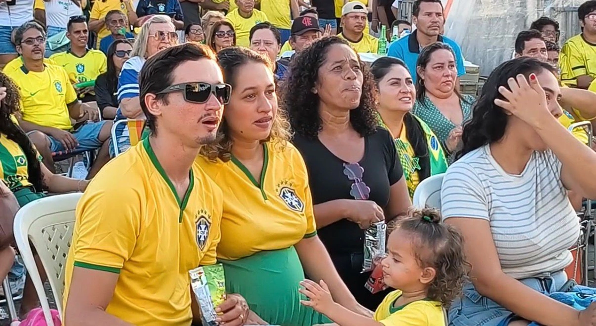 Parnaíba veste verde e amarelo e lota praça para torcer pelo Brasil na Copa