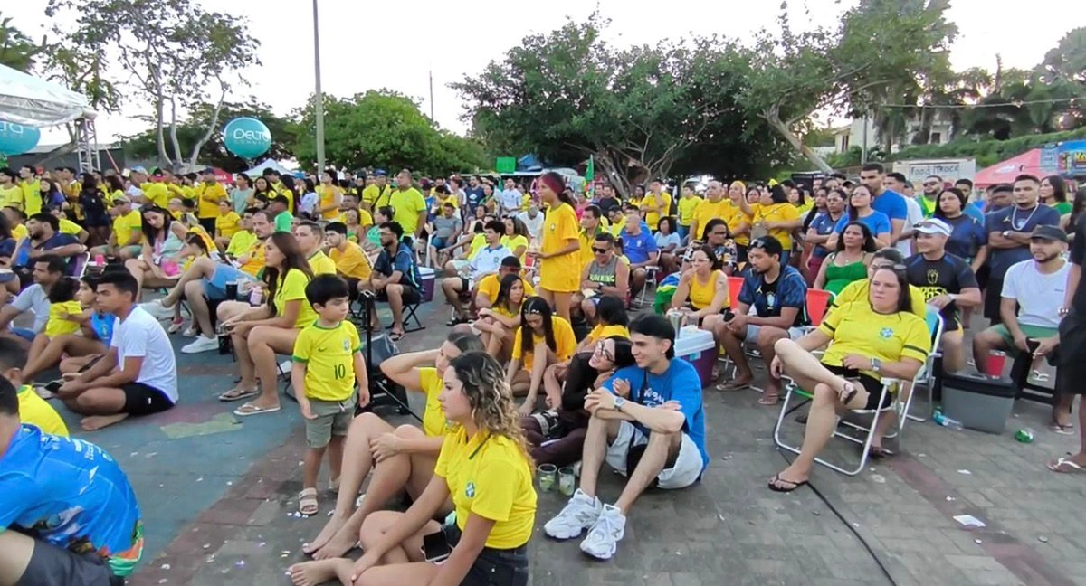 Parnaíba veste verde e amarelo e lota praça para torcer pelo Brasil na Copa