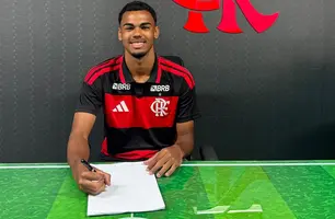 Piauiense de apenas 16 anos assina contrato com o time profissional do Flamengo-RJ (Foto: Reprodução/Instagram)