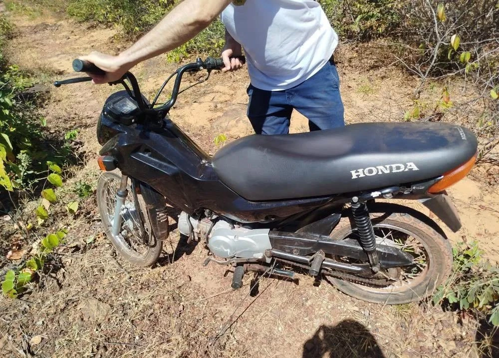Polícia Civil recupera moto furtada na UPA de Oeiras escondida em área de mata