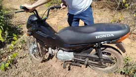 Polícia Civil recupera moto furtada na UPA de Oeiras escondida em área de mata (Foto: Reprodução)