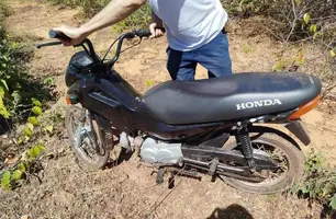 Polícia Civil recupera moto furtada na UPA de Oeiras escondida em área de mata (Foto: Reprodução)