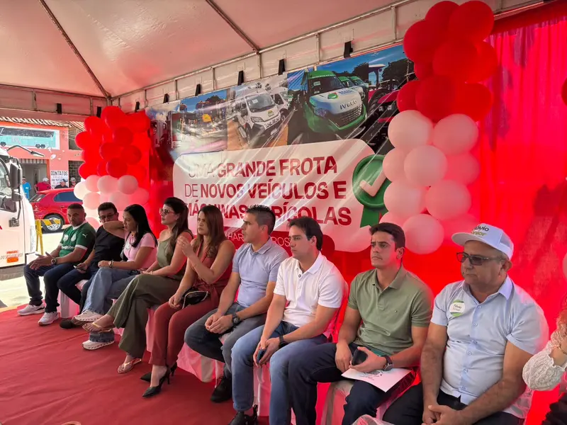 Prefeitura de Alto Longá entrega veículos e autoriza reforma da Praça Matriz