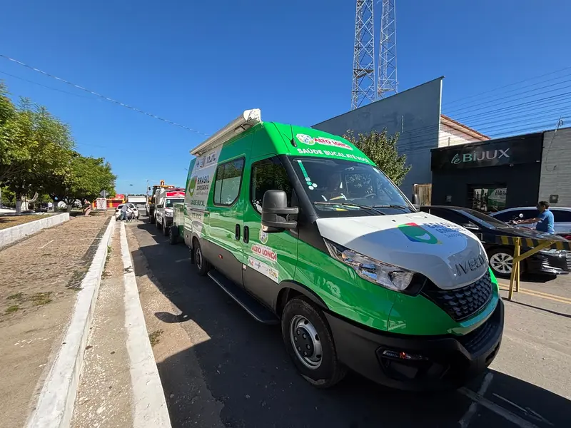 Prefeitura de Alto Longá entrega veículos e autoriza reforma da Praça Matriz