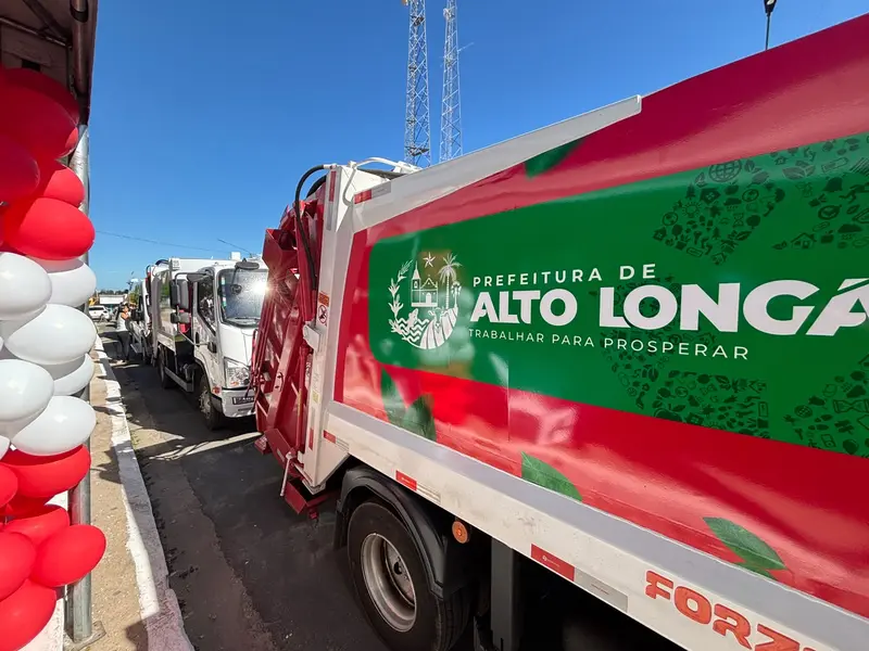 Prefeitura de Alto Longá entrega veículos e autoriza reforma da Praça Matriz