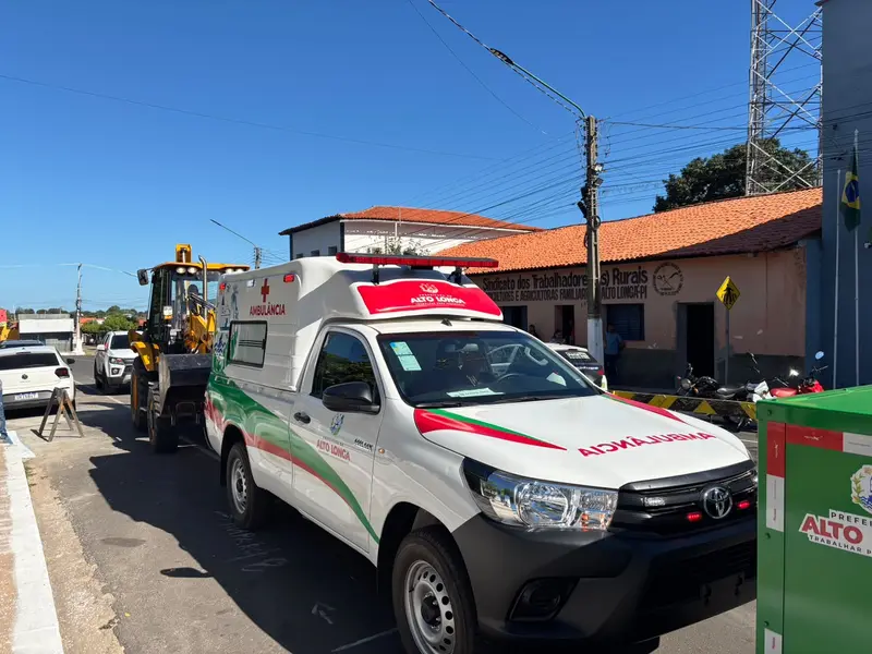 Prefeitura de Alto Longá entrega veículos e autoriza reforma da Praça Matriz