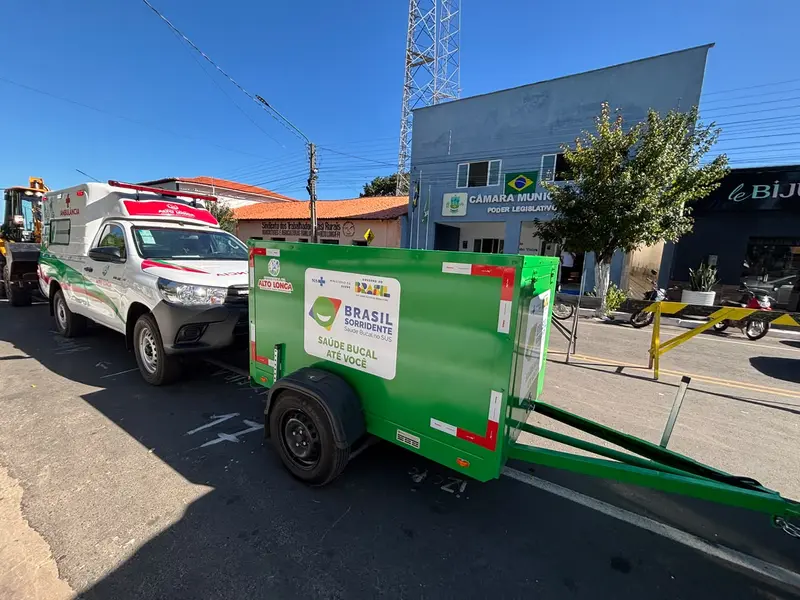 Prefeitura de Alto Longá entrega veículos e autoriza reforma da Praça Matriz
