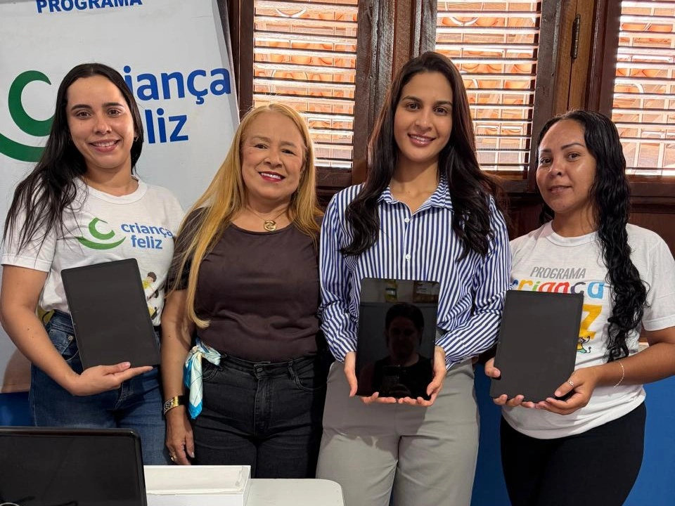 Prefeitura de Pau D'Arco entrega tablets para equipe do Programa Criança Feliz