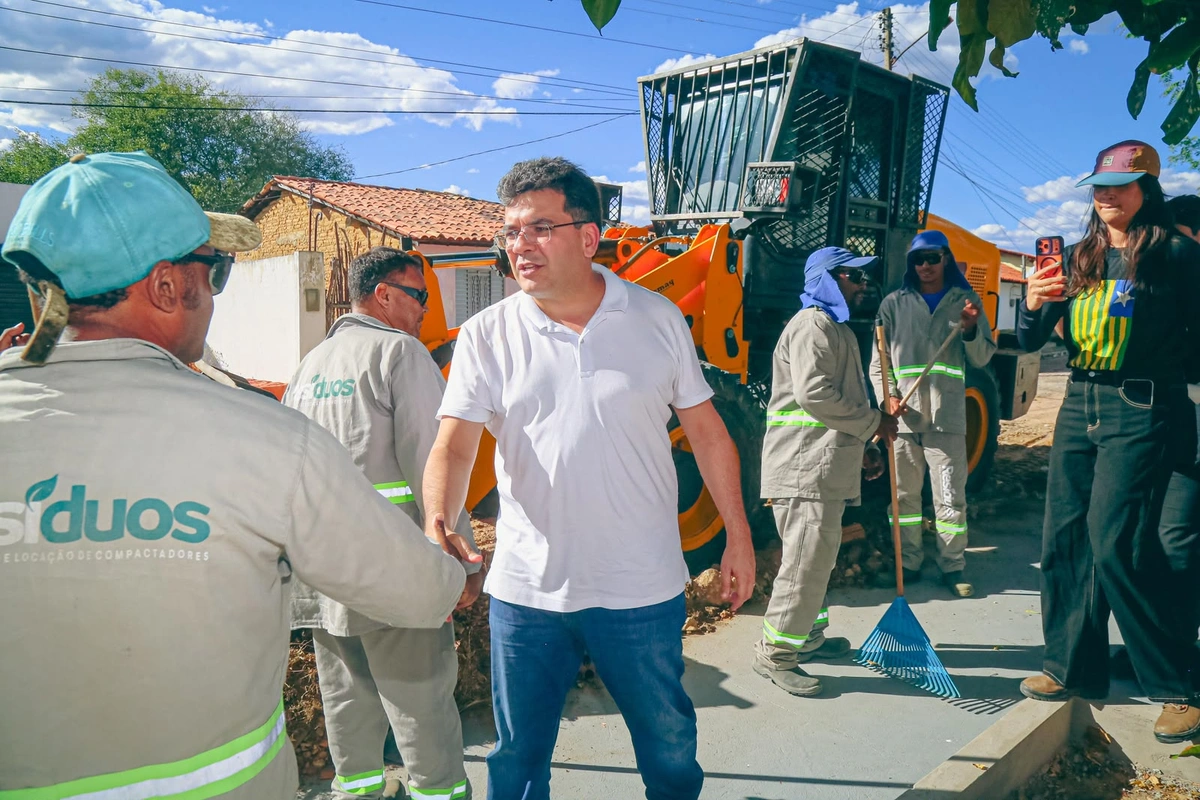 Rafael Fonteles acompanha reformas de praça e igreja em Canavieira e Jerumenha