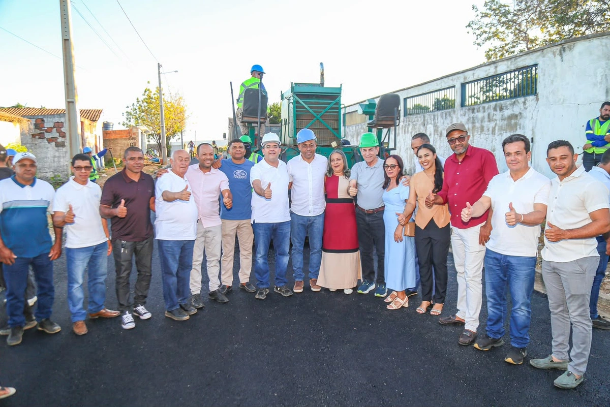 Rafael Fonteles vistoria obras de pavimentação asfáltica em Júlio Borges