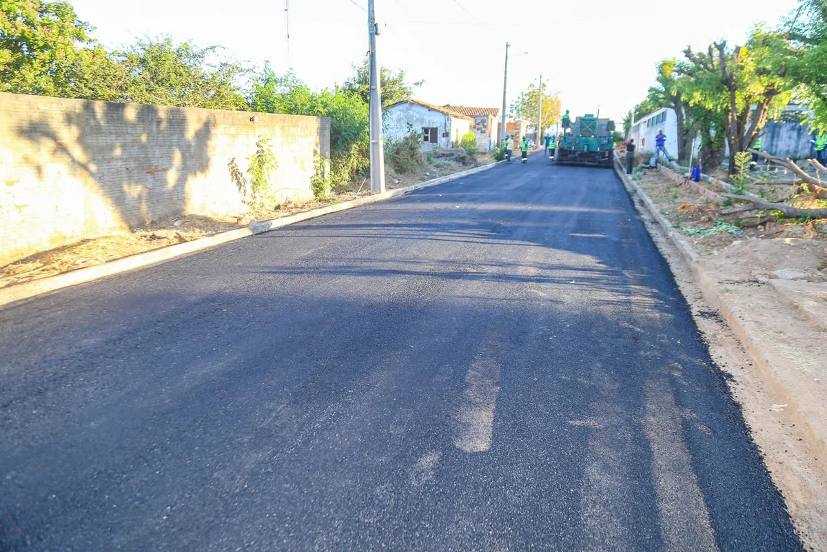Rafael Fonteles vistoria obras de pavimentação asfáltica em Júlio Borges
