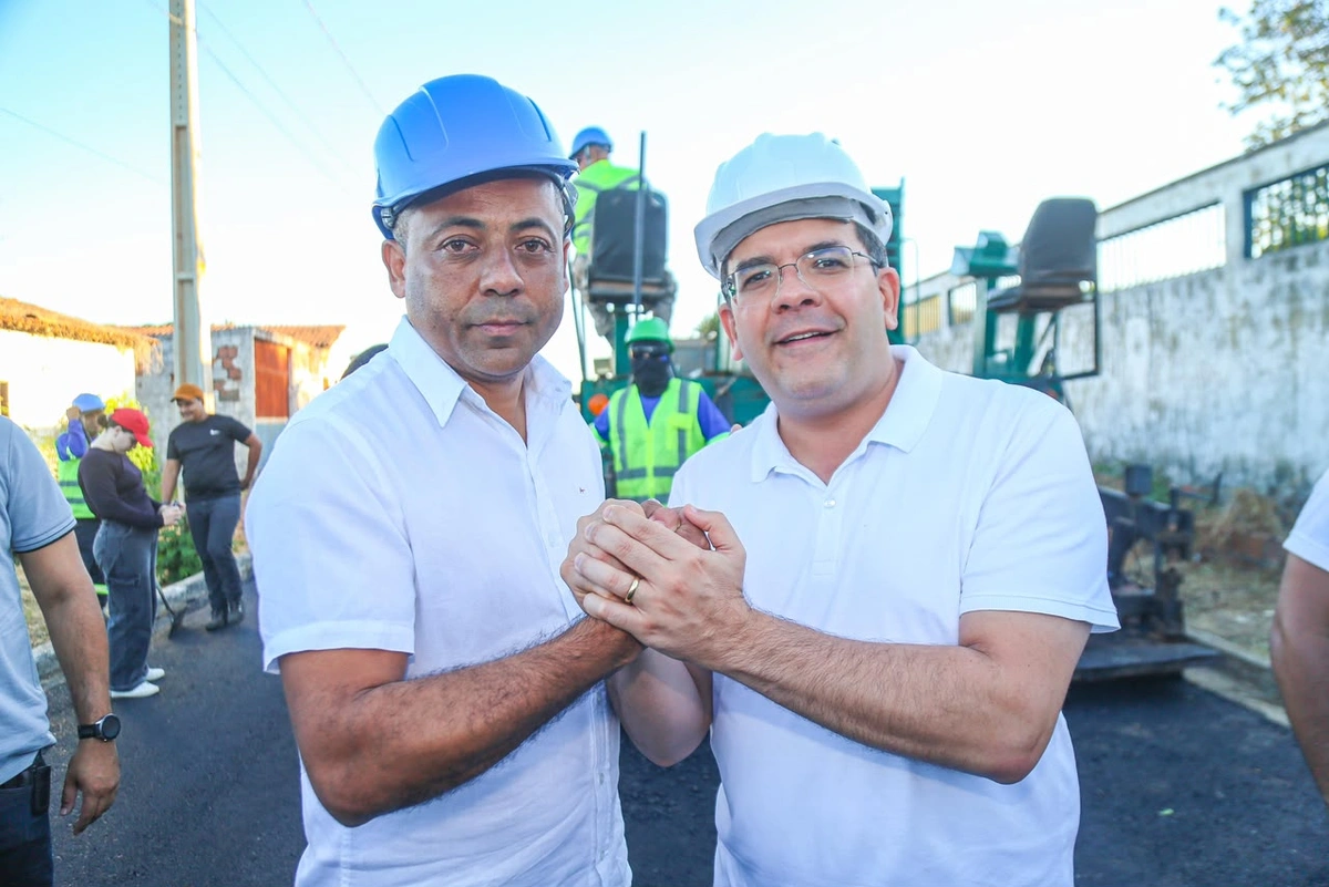 Rafael Fonteles vistoria obras de pavimentação asfáltica em Júlio Borges