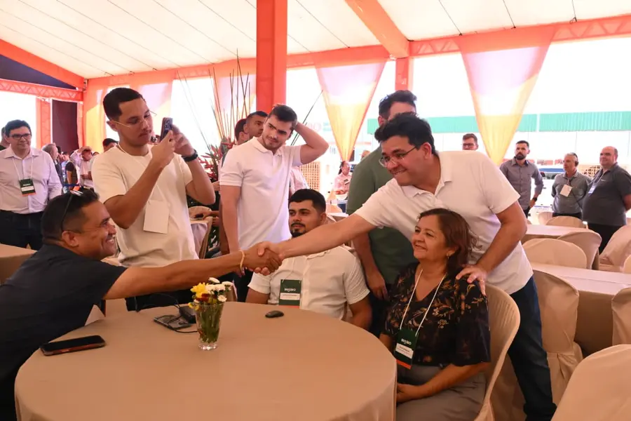 Rafael visita primeira indústria de etanol de milho do Piauí em Uruçuí