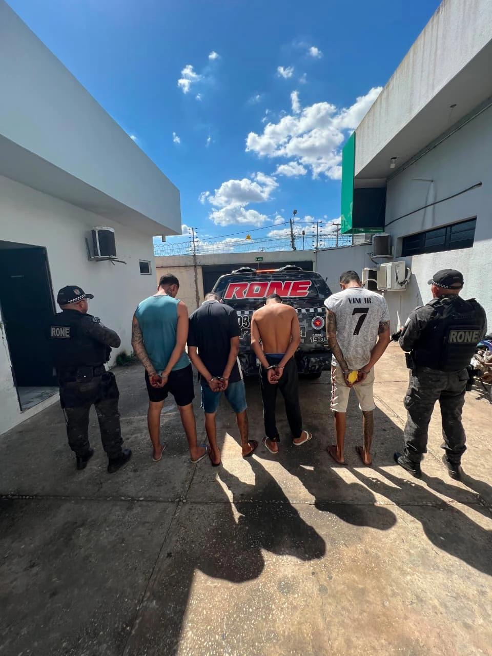 Rone prende quatro suspeitos e apreende arma e drogas durante ação em Teresina