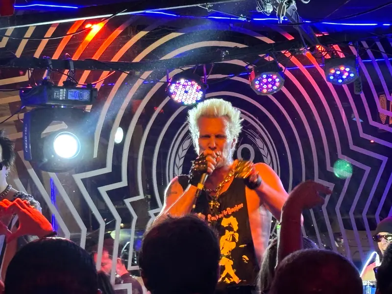 Supla celebra 40 anos de carreira e agita noite de rock em Teresina
