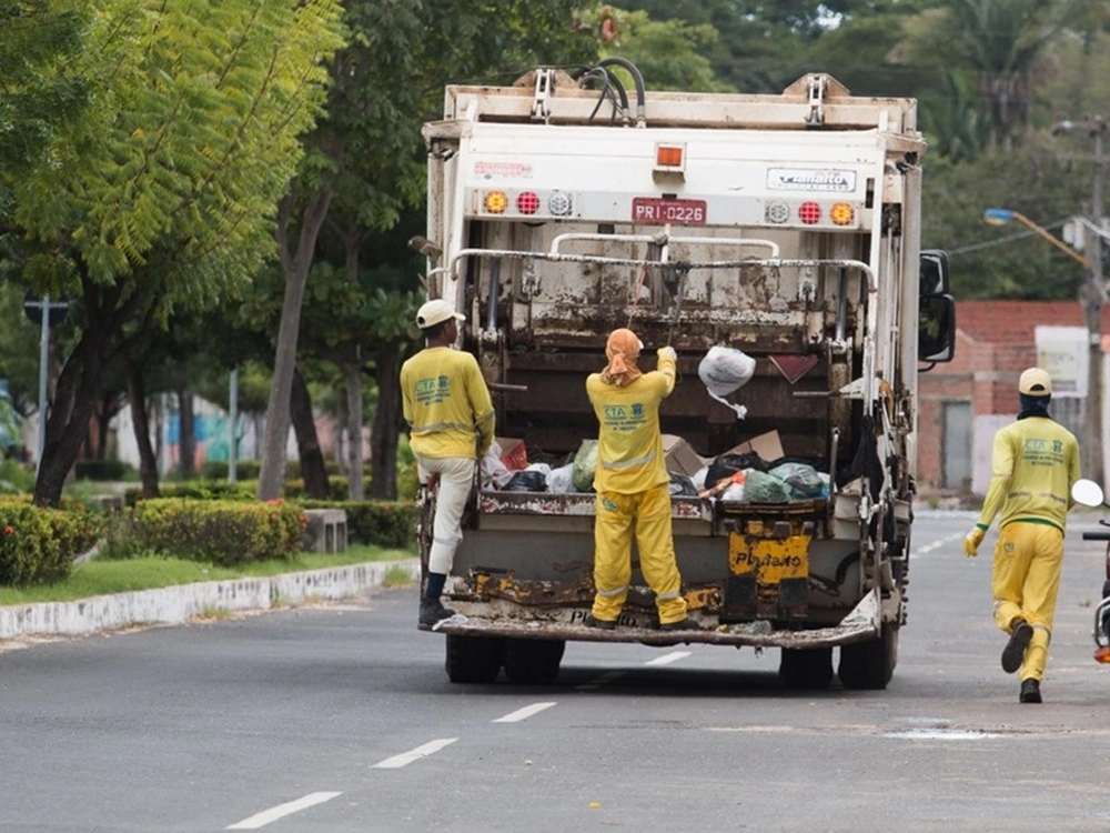 Trabalhadores da limpeza em Teresina