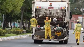 Trabalhadores da limpeza em Teresina (Foto: Reprodução)