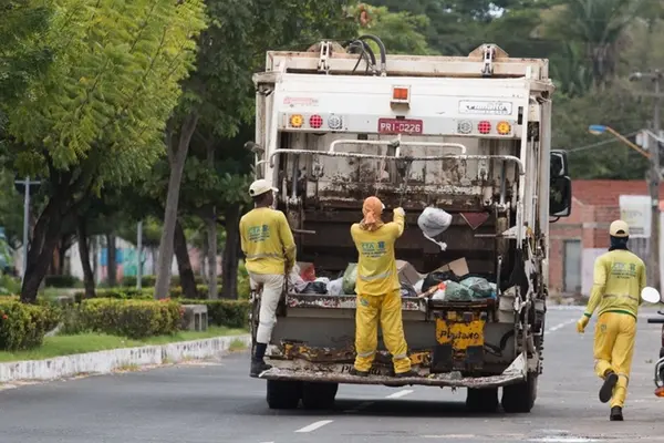 Trabalhadores da limpeza em Teresina