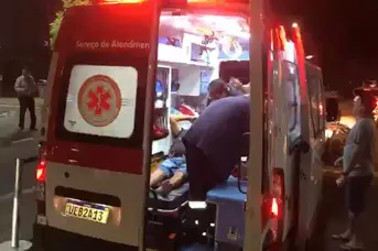 Vítima sofreu agressões após colisão e precisou ser socorrida pelo Samu